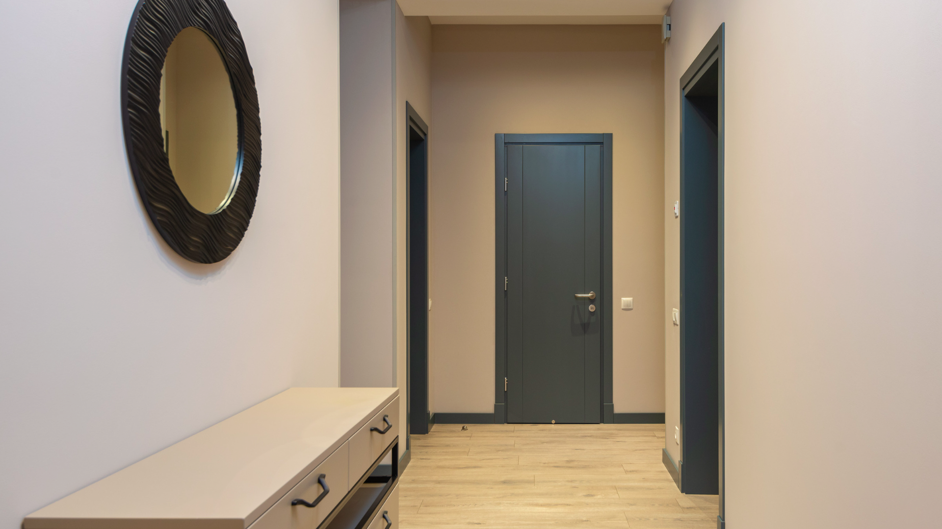 Ein Flur mit Holzboden und Tür